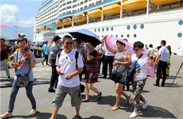 Nhiều khách du lịch đến Huế bằng tàu biển 